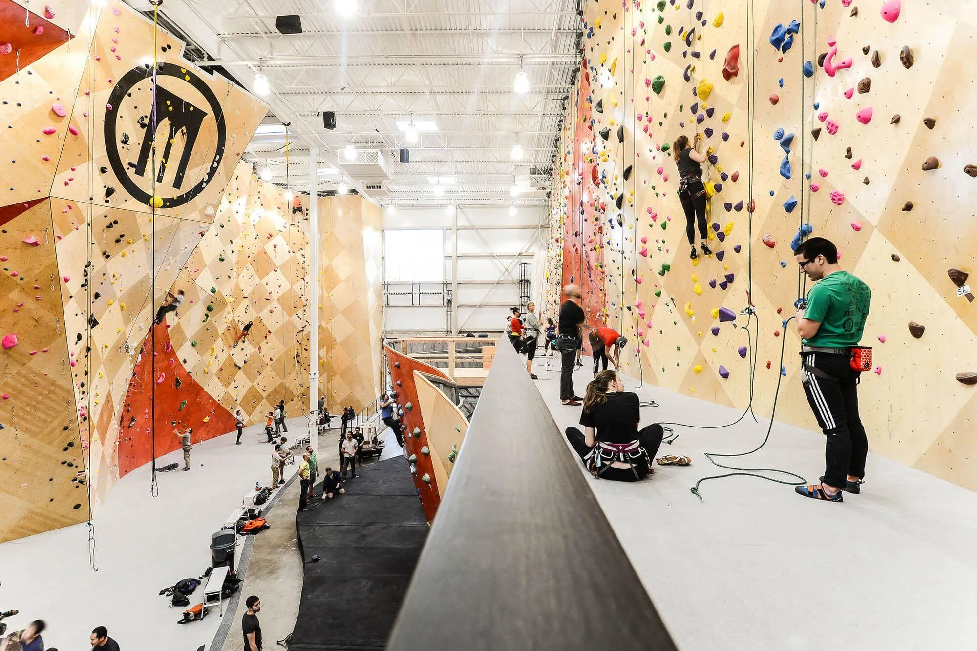 One really unique aspect about BKB Chicago is how they integrate beginner climbers within the facility. Due to the incredibly tall walls, BKB had the opportunity to design a rope-climbing mezzanine level which is right in the middle of all the action. Typically beginner areas are quarantined off in a gym, creating more of an intimidating relationship between climber and climbing areas. Not here. Just another reason why BKB is community-driven.