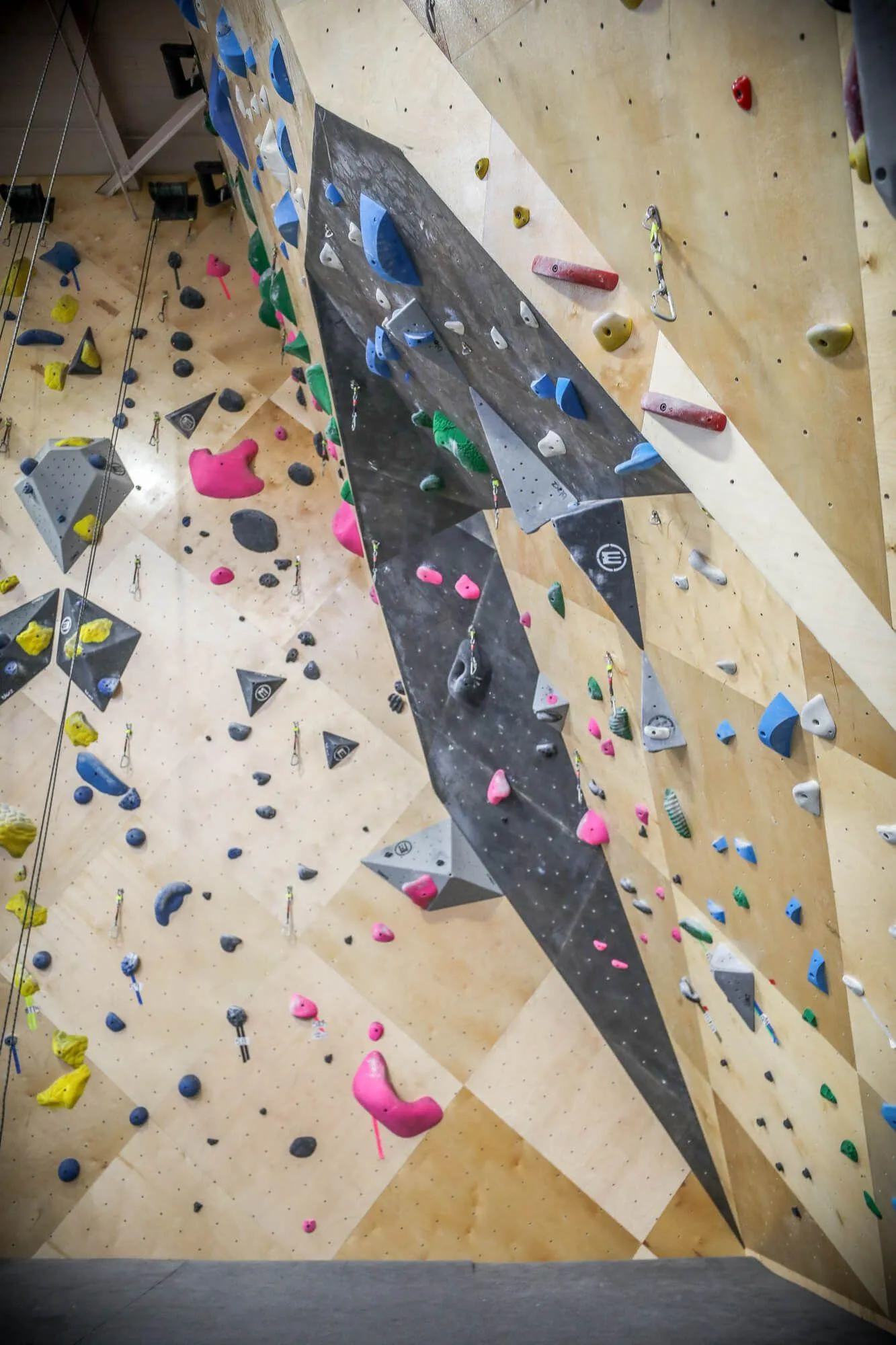 A more obvious view of the overhung angle built into the Vertical Solutions-designed rope-climbing area. Using custom stains and the MLM geometric panel manufacturing process, you can create interesting features that are also visually appealing.