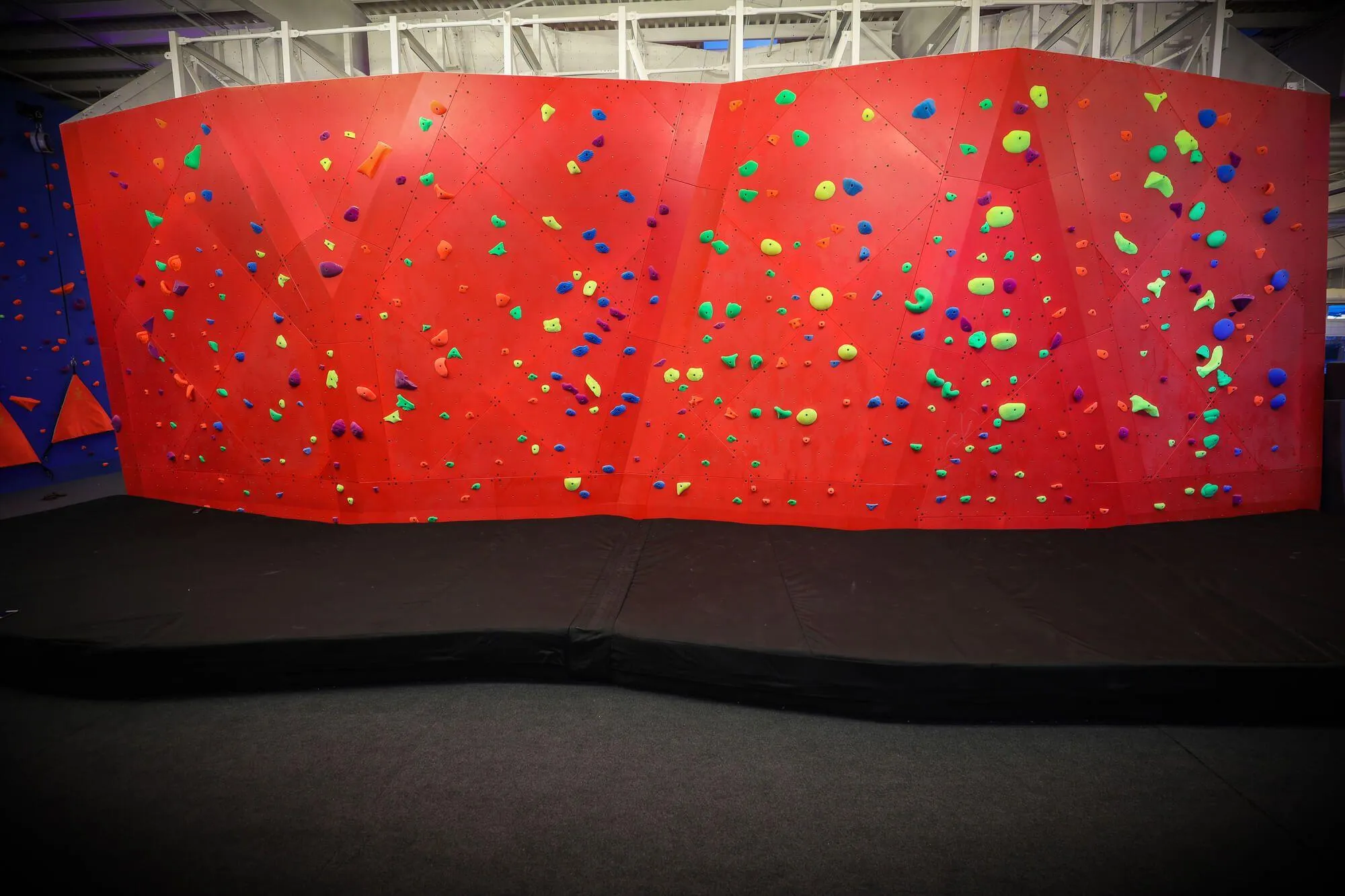 In the daylight, you can start to see the efficient design & construction technique of the Vertical Solutions SLM wall system. Any location where wall panels meet at different angles, is treated and joined uniformly for a consistent look.