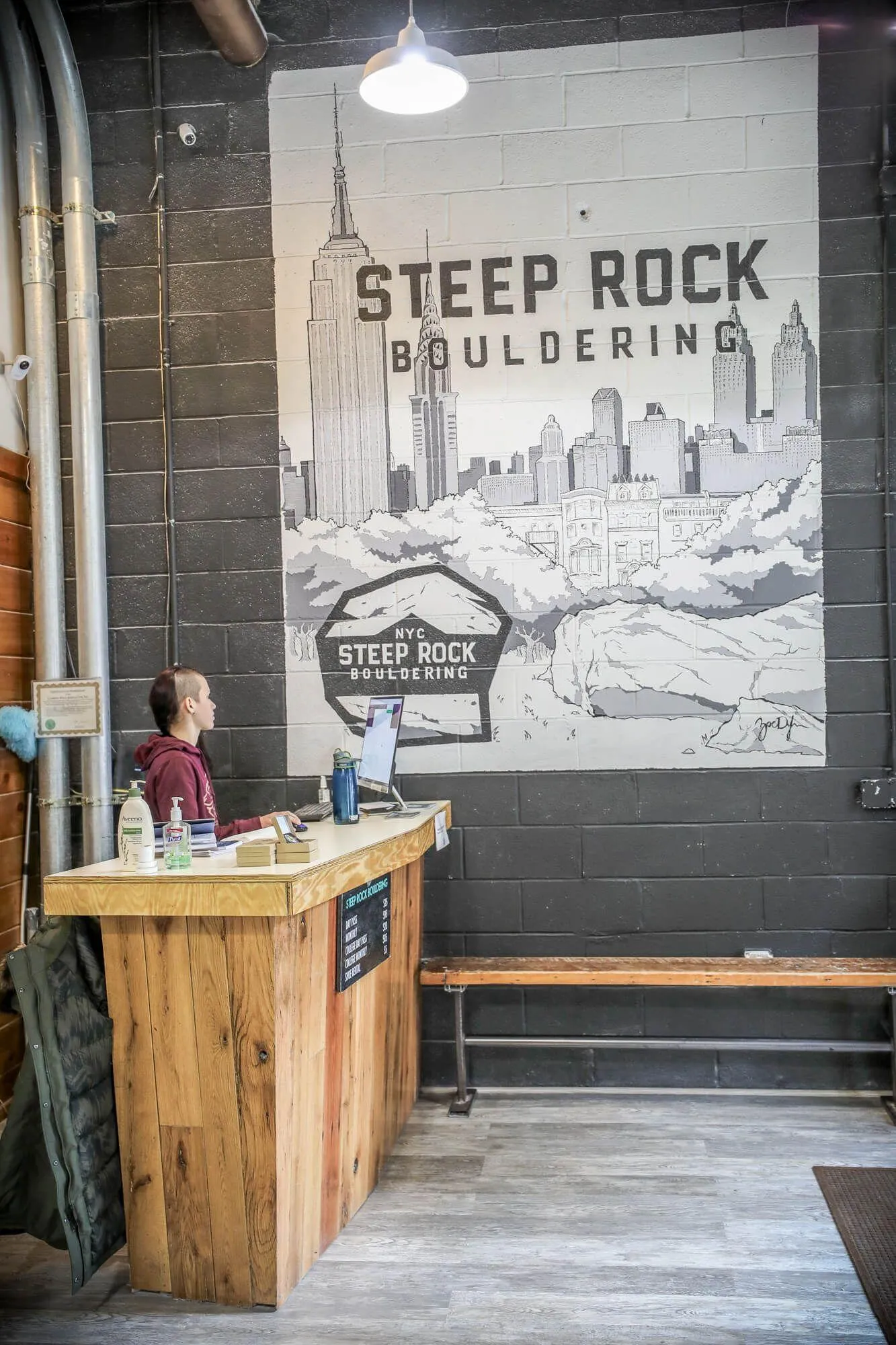 The front desk is positioned right next to a large mural that illustrates the melding of two opposite worlds: city and outdoors.