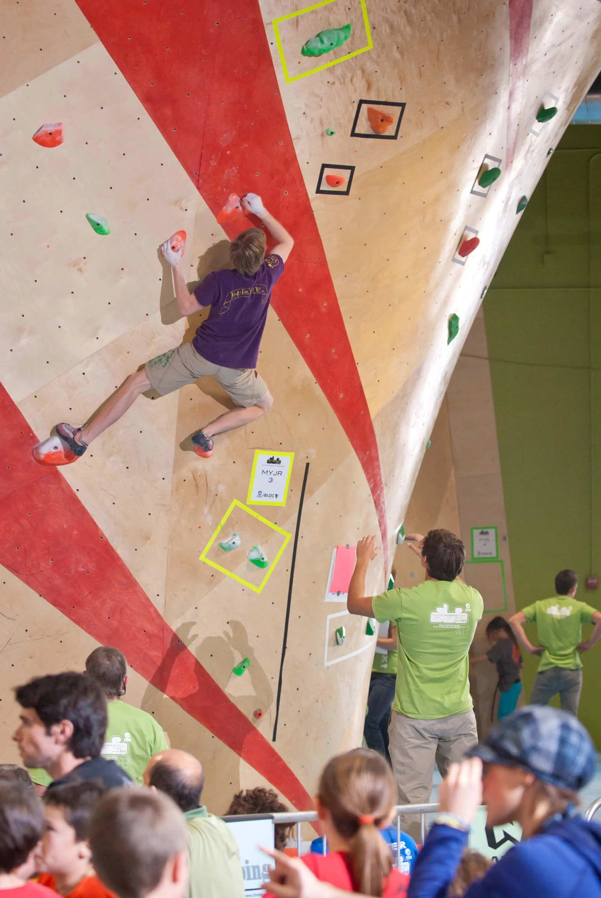 A view that shows how the finished climbing walls from Vertical Solutions looks in real life, with curves that can easily be done in 2D or 3D, like this bouldering island here.