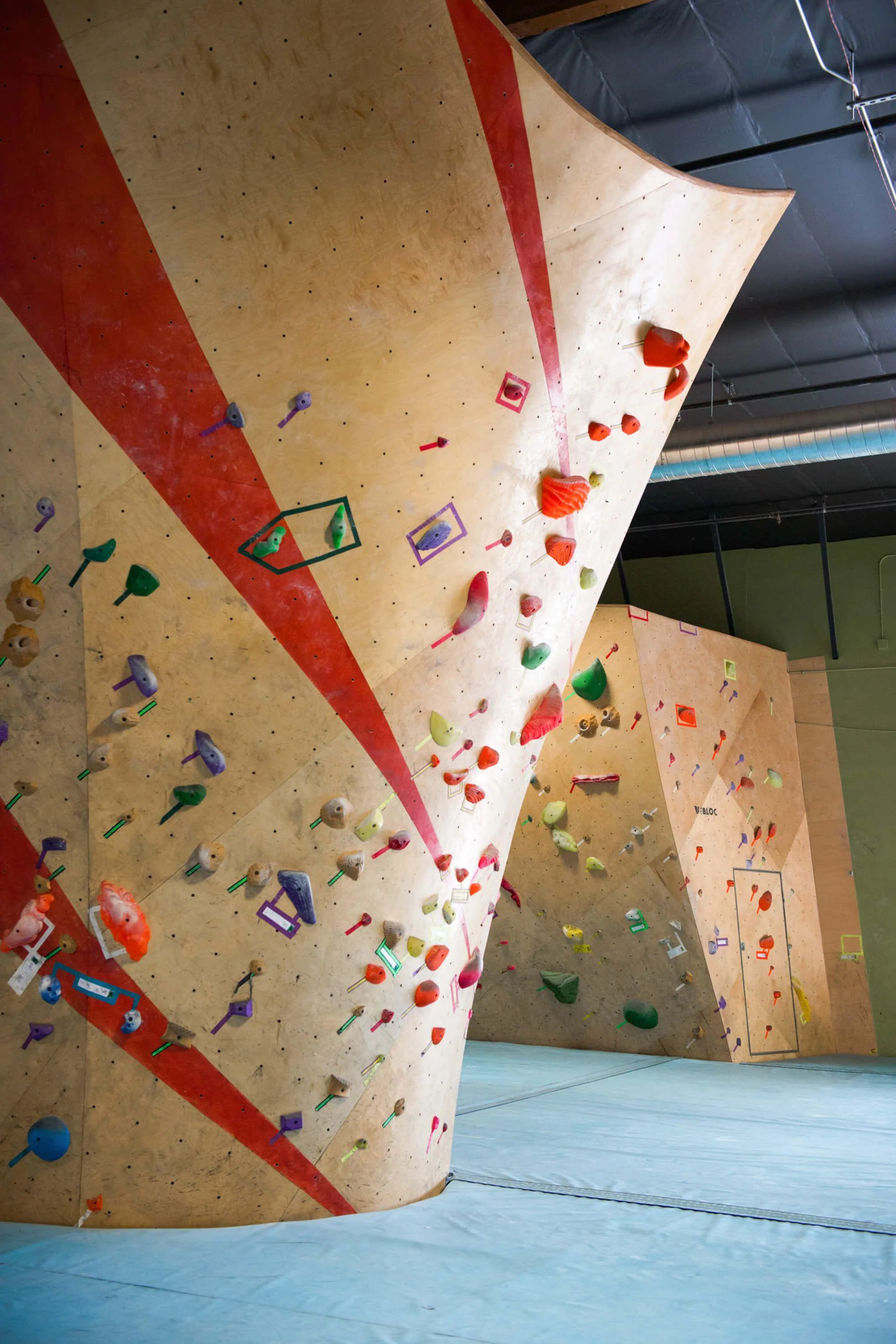 This indoor climbing gym was one of Vertical Solutions early examples of our ARC design and build efforts. The capabilities to make any shape you desire, smooth or tessellated has always been in advantage, which most of our competition can not reproduce.