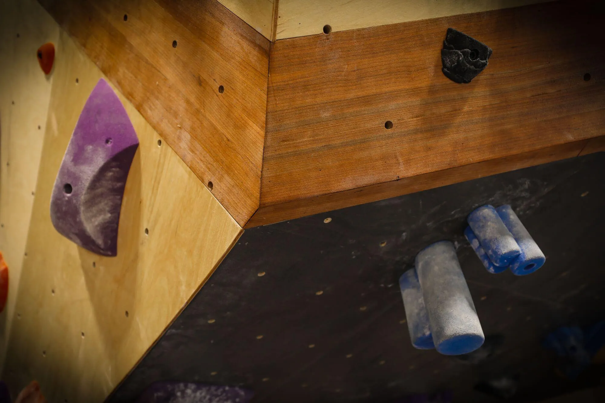 A really great even closer-up shot of what kind of detail work to expect from Vertical Solutions. Expertly-crafted hardwoods, natural birch panels, pained birch panels, perfect joints & seams and unobtrusive t-nut holes.